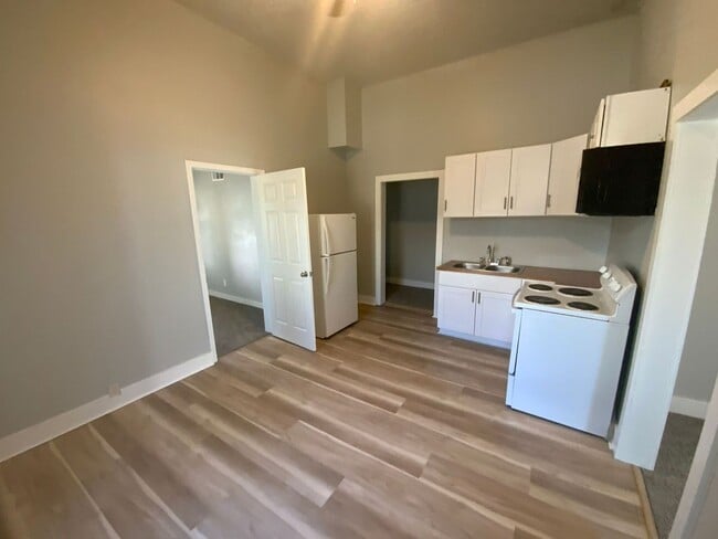 Photo - 1223 W 10th St