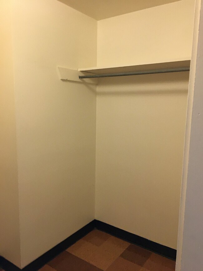 B-207 walk thru closet no dresser