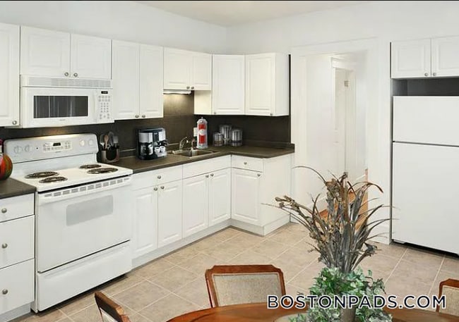 Building Photo - 512 Cambridge St