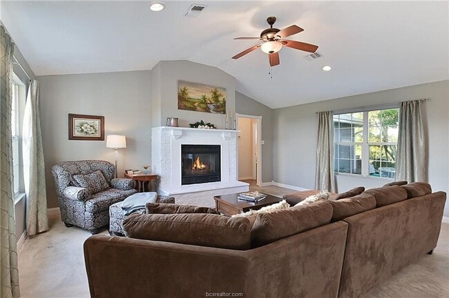 Building Photo - 7 acres with 5 bed, 3 bath less than 25 mi...