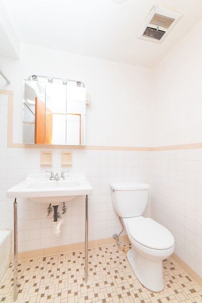 Photo - Broadway Manor Apartments