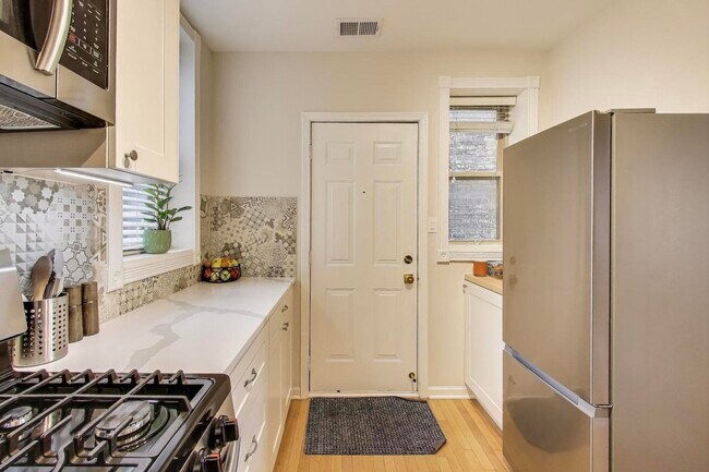 Photo - 600 N La Grange Rd