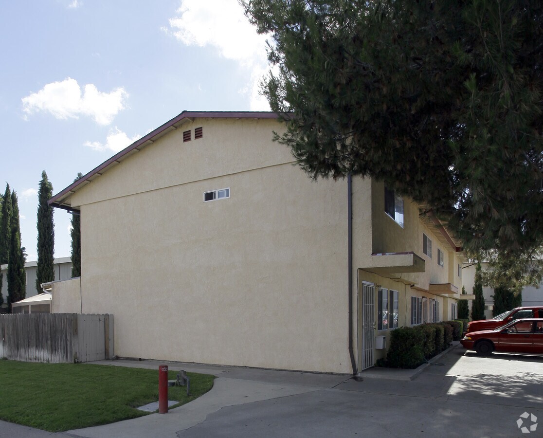 Photo - 2139-2145 Evergreen Ave