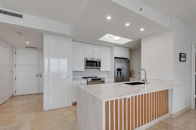 Photo - 848 Brickell Key Dr Unidad 1803