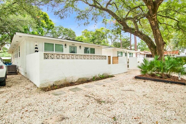 Building Photo - 208 E 22nd Ave