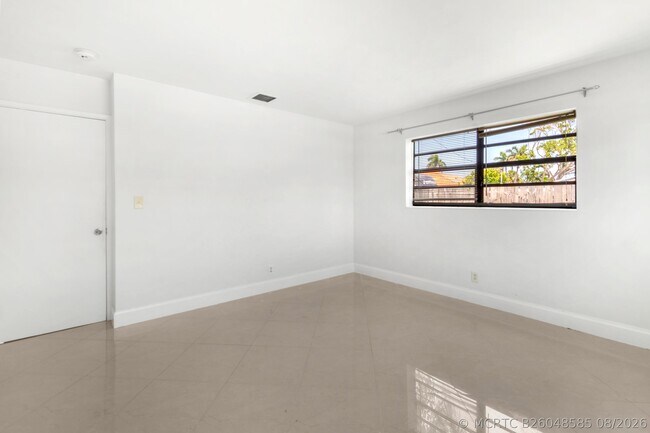 477 NE 35th St
