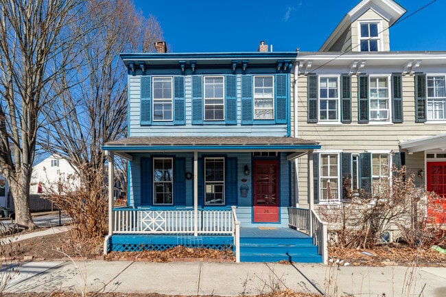 Building Photo - 34 Buttonwood St