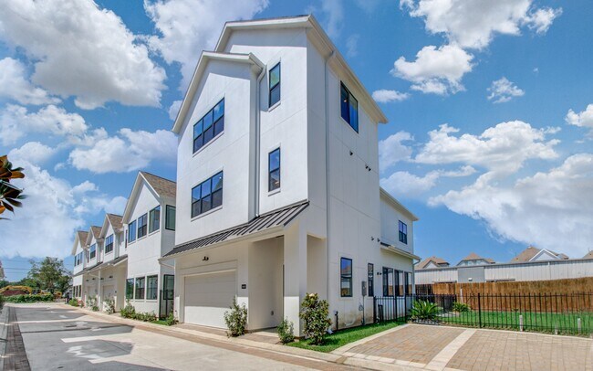 Photo - 1645 Bingle Rd