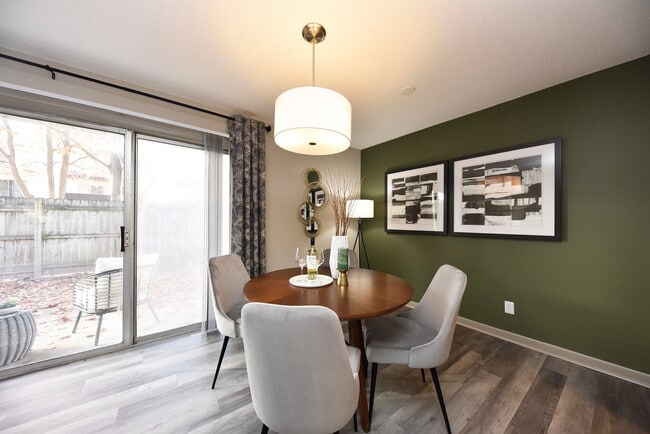 Experimente la calidez de este acogedor espacio de comedor, perfecto para reuniones íntimas. - Edison at Meridian Hills