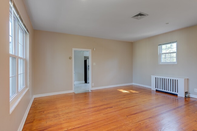 Photo - 1011 Plandome Rd