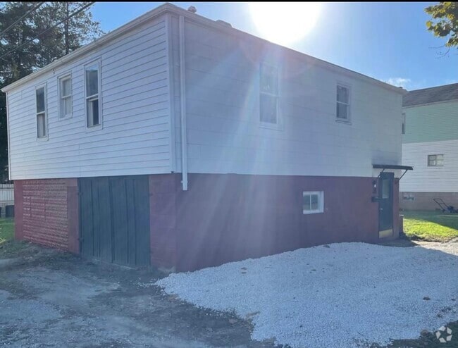 Building Photo - 727 2nd St Unit Garage Apt