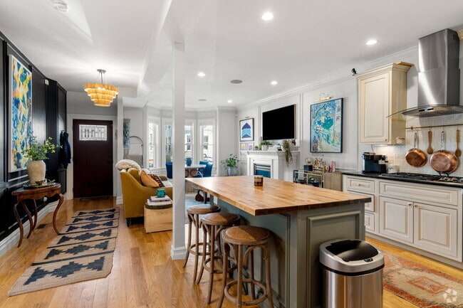 Building Photo - 687 E 6th St Unit 687 Rental