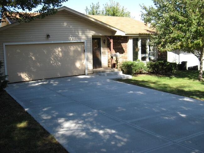 Building Photo - Large Ranch House