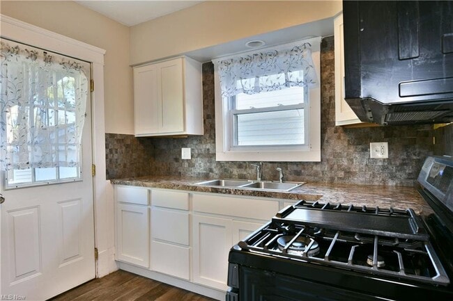 Photo - 781 Oak Knoll Ave SE