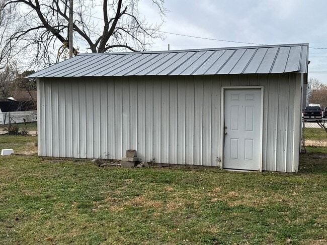 Photo - 2 Bedroom 1 Bath Beautiful Inside! $895