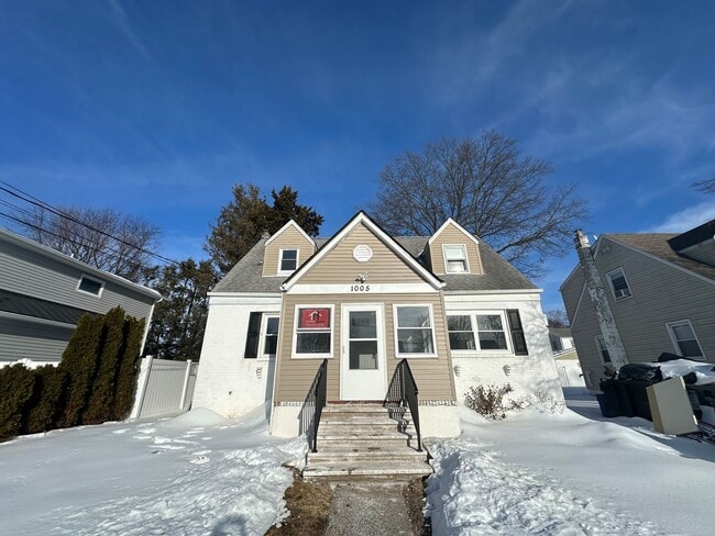 Building Photo - 10-05 2nd St Unit 1