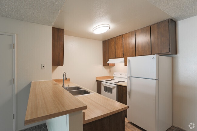 2BR, 1BA - 748 SF