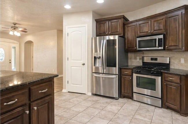 Photo - 832 Carol Ann Pl