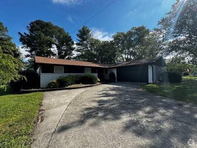 Building Photo - 3 bedroom 2 bath home with garage.