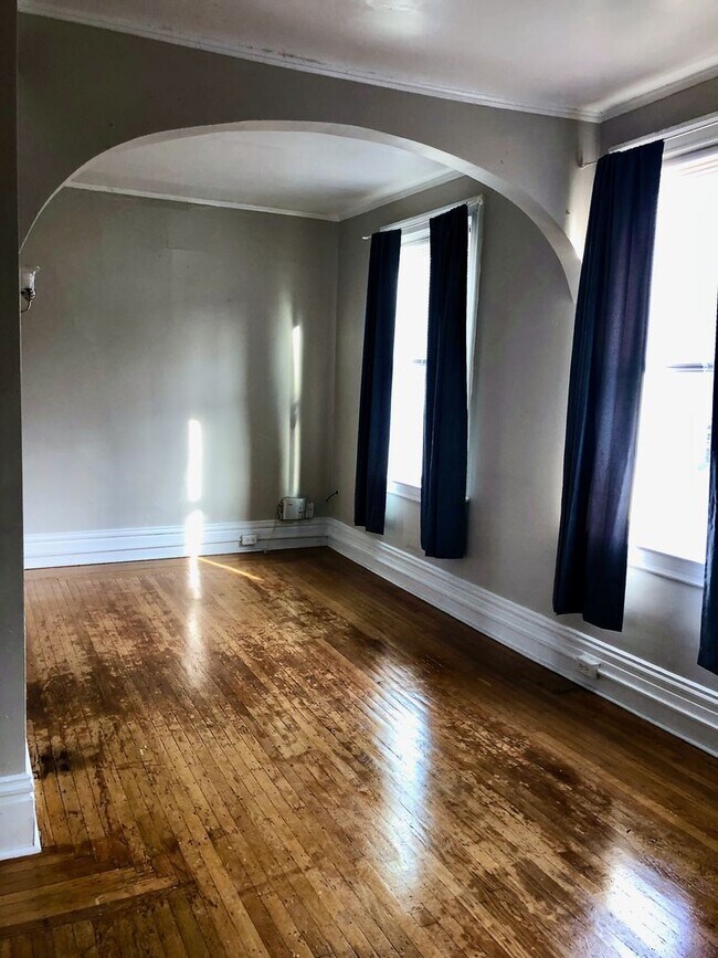 Photo - *** Amazing Shadyside Apartment * Walk to everything * Pet Friendly * Duplex Style Apartment * Lu... Unit 2