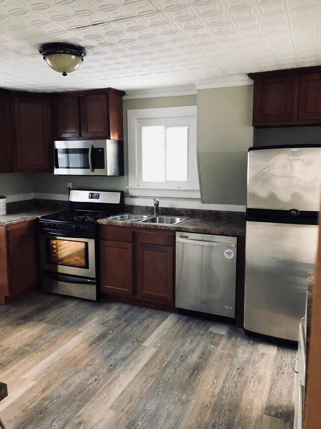 Photo - 4 Bedroom 2 Bath South Wedge, Close to U o...