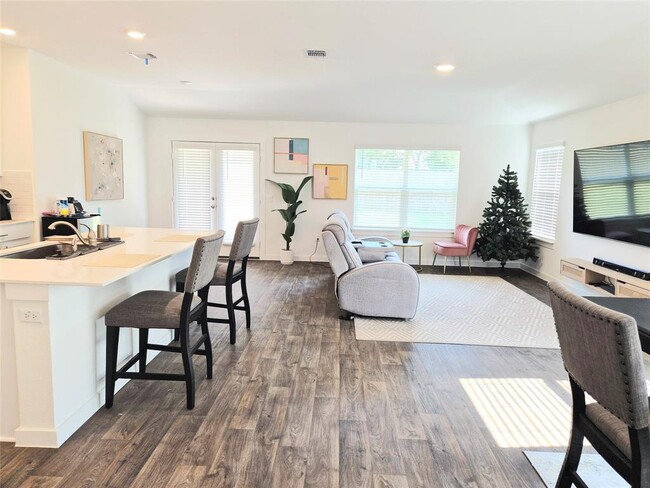 Photo - 501 Elm Crk Dr