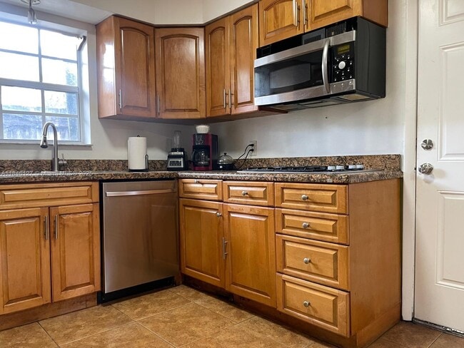 Photo - 2835 Plunkett St