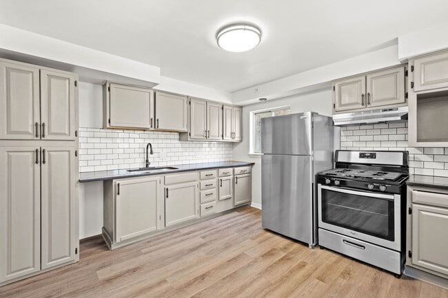 Building Photo - Stunning 4 bedroom in McKees Rocks availab... Rental