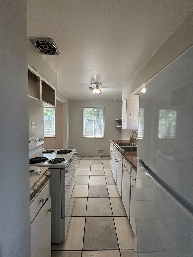 935 Winona Ct