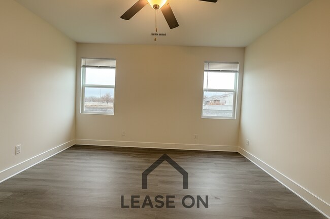 Photo - Spacious 3 Bedroom Home with Oversized Primary Suite near Webb & Pawnee