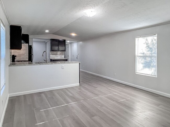 Photo - Move-In Ready Home Near Canyon Lake – Fres...