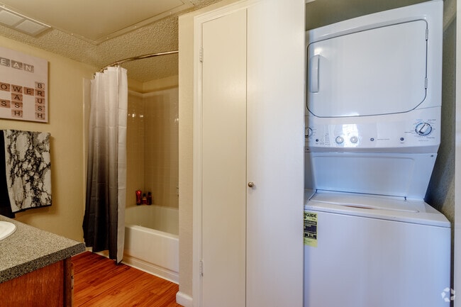 1BR, 1BA - 620 SF - Country Club West