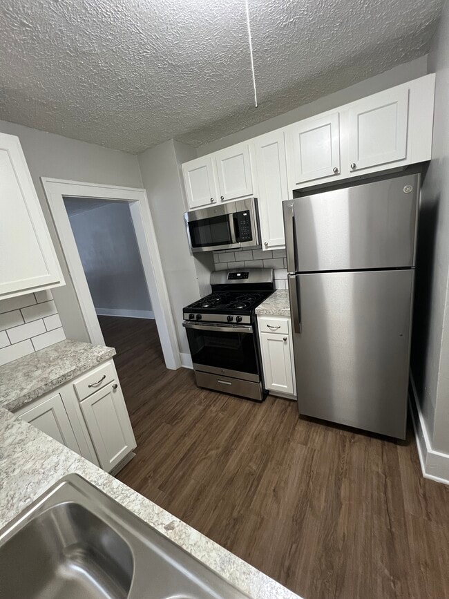 Photo - 947 Oakcrest St SW