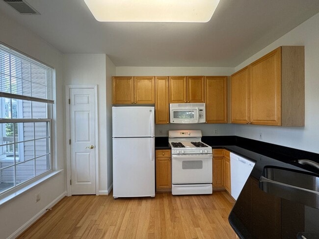 Photo - Bright And Cozy 3 Bed 2 Bath Condo With La...