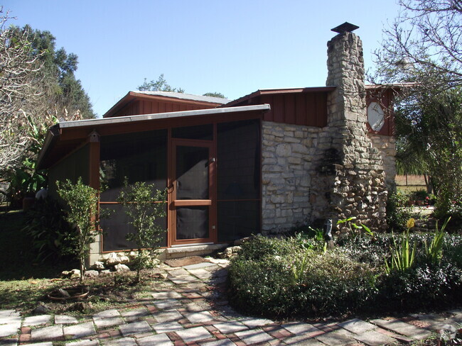 Building Photo - Gorgeous Rustic Home in Alachua!