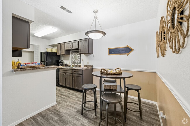 2BR, 2BA - 940SF - Dining Area