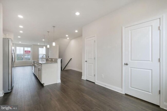 Photo - 527 E 7th St