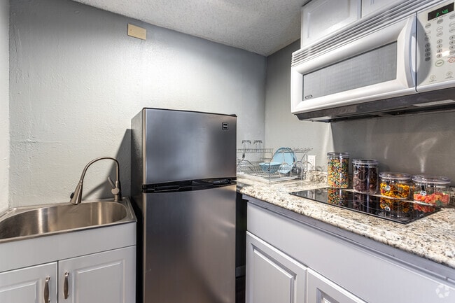 1BR, 2BA - 675 SF