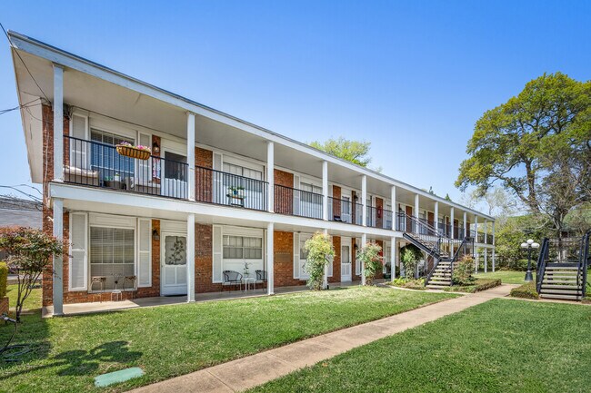 Photo - Colonial Oaks Apartments Unidad D