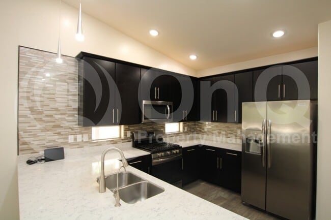 Building Photo - 5420 W Desert Hollow Dr Rental