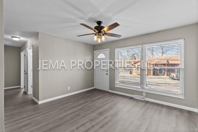 Photo - 130 E Oak St