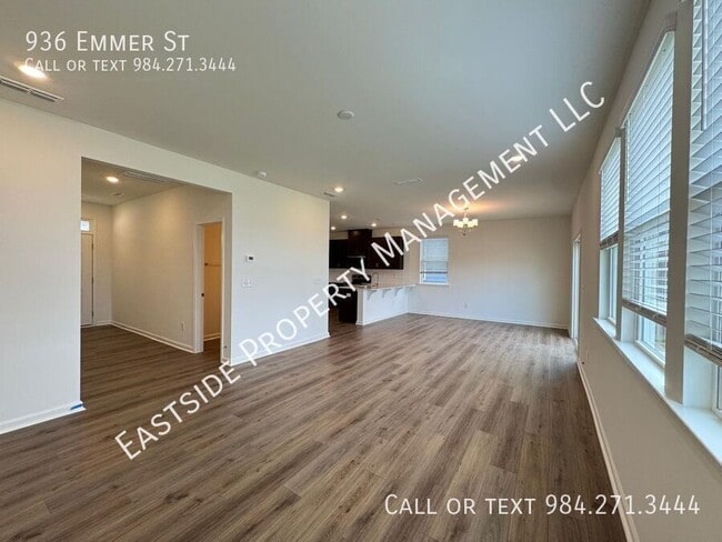 Photo - 936 Emmer St