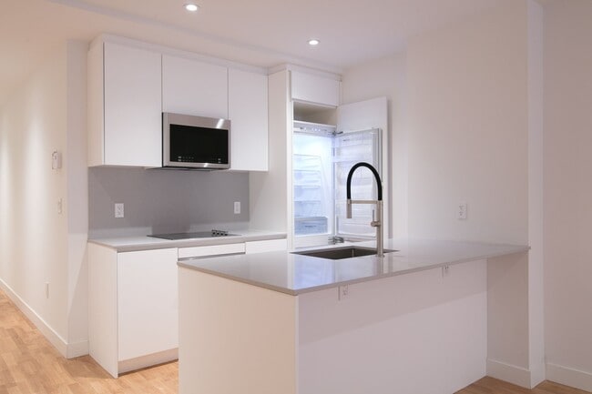 Building Photo - 3730 Chemin Queen Mary Unit 104