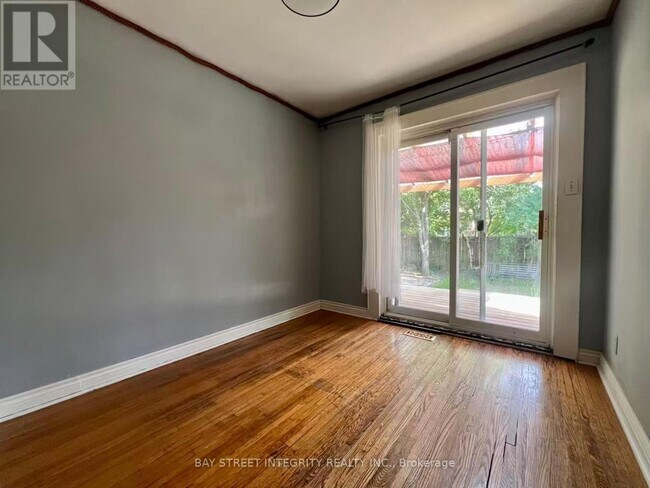 Photo - 520 Lynett Crescent