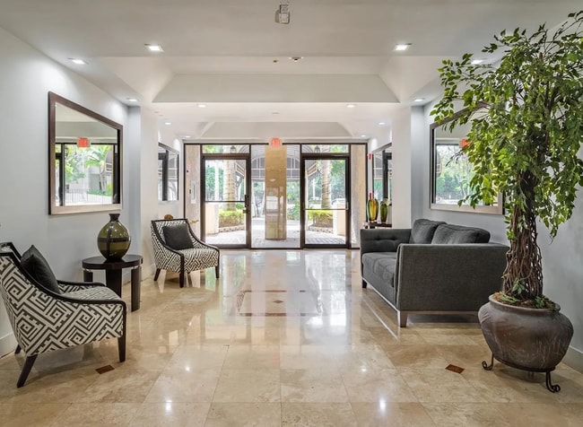 Photo - 2715 Tigertail Ave Unidad 204