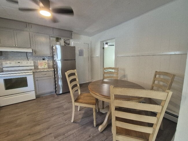 Building Photo - 2205 S Plum St