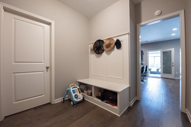 Photo - 830 W Richland Cir