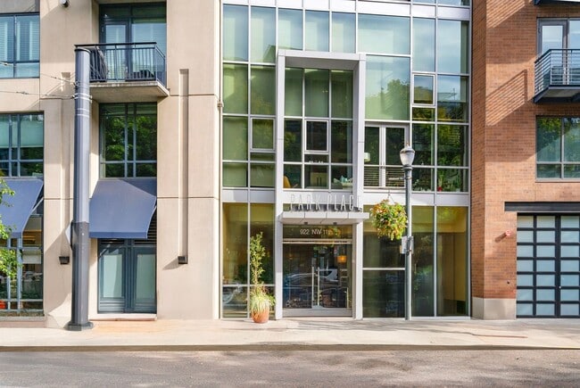 Building Photo - Park Place - 1 bed/1.5 bath/bonus room - P... Unit PP509