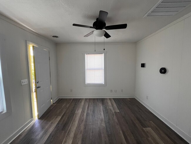 Photo - Renovated Cottage near Downtown Fayettevil...