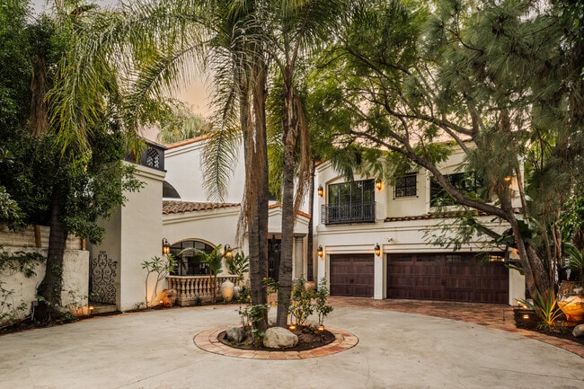 Building Photo - 4909 Woodley Ave